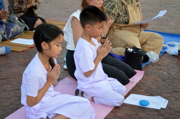 พระมหาไพรวัลย์ นำคณะสวดมนต์ไว้อาลัยแด่พระ 2 รูปวัดรัตนานุภาพ