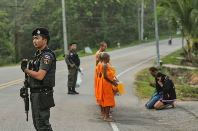 บิณฑบาตกลางดงกระสุน ชีวิตจริงพระภาคใต้ !!