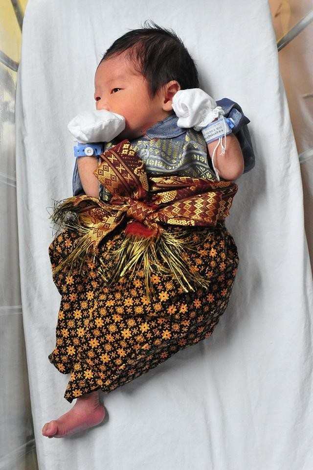 โรงพยาบาลเปาโลโชคชัย ต้อนรับสงกรานต์ สวมชุดไทยให้ทารกแรกเกิด