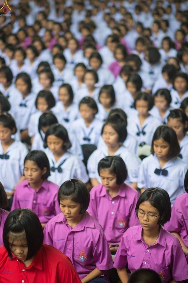 ทำดีเพื่อพ่อ: ชมนักเรียนร่วมสวดธัมมจักกัปปวัตตนสูตร ครั้งประวัติศาสตร์มากสุดใน จ.ราชบุรี