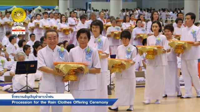 ชาวพุทธมีปัญญา กระแสข่าวเงินทอนวัด ไม่ได้บั่นทอนศรัทธาแห่เข้าวัดทำบุญคับคั่ง