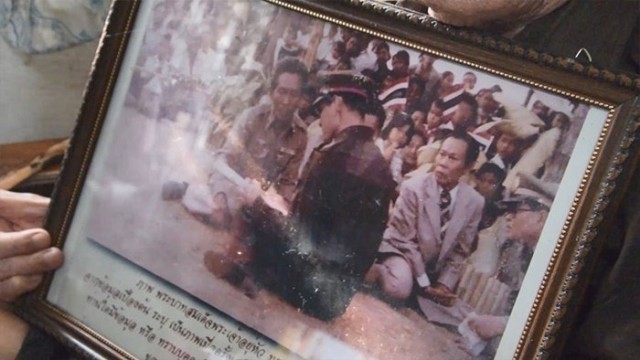 คุณตาวัย 91 เคยรับเสด็จ นั่งเฝ้าหน้าจอ ชมพิธีถวายพระเพลิงพระบรมศพ
