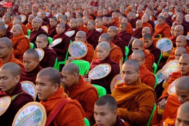 เมียนมาร์ - ไทย ร่วมสืบสานพุทธประเพณีตักบาตรของชาวพุทธ เชื่อมความสัมพันธ์ของทั้งสองประเทศ