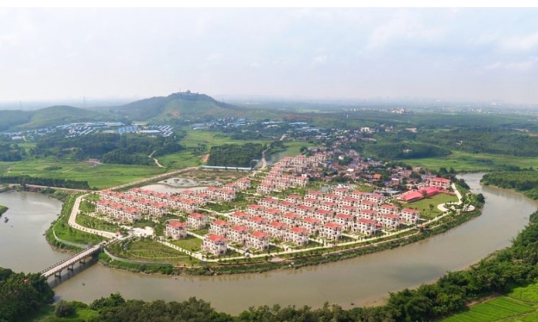 มหาเศรษฐีจีนบริจาคเงินนับพันล้านบาท  สร้างหมู่บ้านใหม่ ให้ชาวบ้านเข้าอยู่ผ่านการจับสลาก