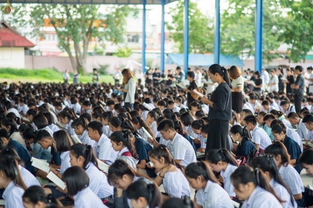 ชมภาพนักเรียนโรงเรียนหนองบัวแดงวิทยากว่า 2,000 คน ร่วมสวดธรรมจักร ฉลองอาคารใหม่