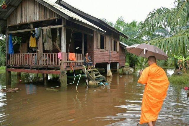 น้ำท่วมแพ้น้ำใจ เมื่อคนไทยไม่ทิ้งกัน ผู้ให้และผู้รับย่อมมีความสุข เมื่อเราได้ช่วยเหลือผู้ที่ลำบากกว่า...