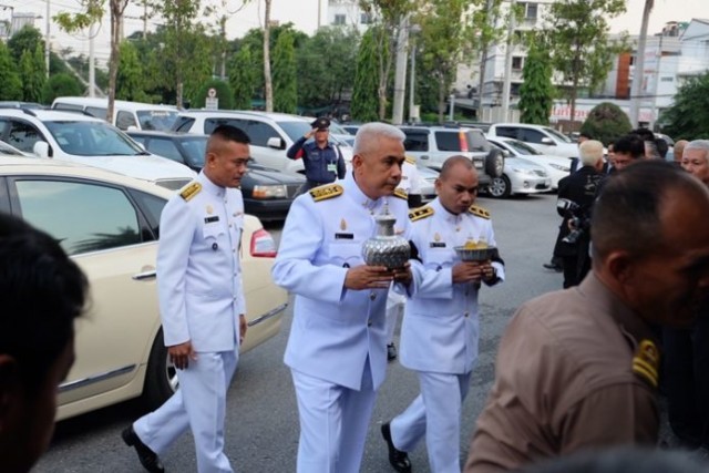 สมเด็จพระเจ้าอยู่หัว ทรงพระราชทานน้ำหลวงอาบศพ ชินกร ไกรลาศ (ดร.ชิน ฝ้ายเทศ) ศิลปินแห่งชาติ