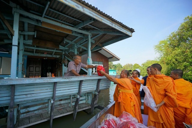 เจ้าคณะอำเภอบางบาลนำทีม... ออกช่วยเหลือผู้ประสบอุทกภัย จังหวัดพระนครศรีอยุธยา