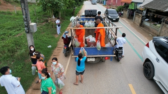 พระจัดให้ “รถพุ่มพวงพบโชค” แจกผักสดข้าวไข่ไก่ช่วยช่วงโควิด