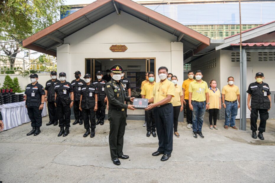 ผบ.ทบ. ส่งมอบสวนหย่อมใจกลางชุมชนสุโขทัย-ซ่อมแซมบ้านพักผู้ยากไร้