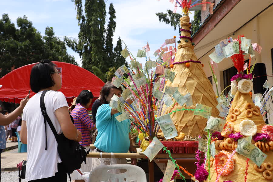 ชาวยะลาร่วมบุญ สารทเดือนสิบ คึกคัก สืบสานประเพณี ส่งตายาย ชิงเปรต-แห่หมรับ