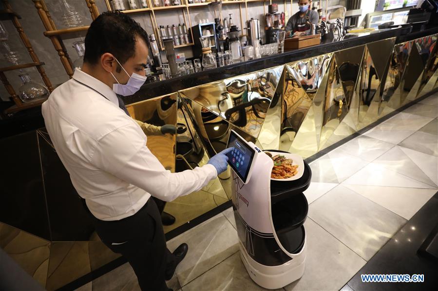 'หุ่นยนต์เสิร์ฟอาหาร' ออกบริการในอียิปต์ ตัวช่วยเลี่ยงสัมผัสช่วงโควิด-19