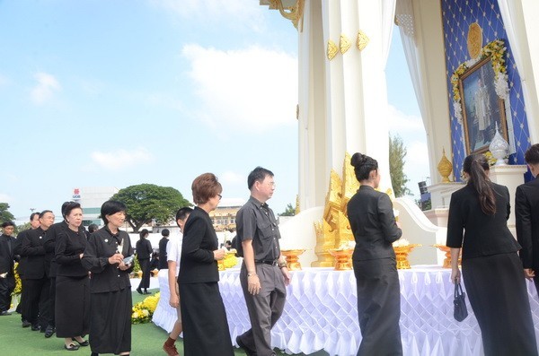 พสกนิกรชาวโคราชนับแสนหลั่งไหลร่วมถวายดอกไม้จันทน์ ส่งเสด็จสู่สวรรคาลัย