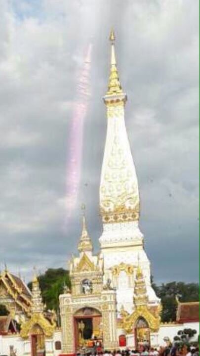 อัศจรรย์!!องค์พระธาตุพนมมีเงาสะท้อนบนท้องฟ้า
