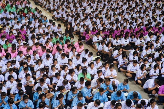 ทำดีเพื่อพ่อ: ชมนักเรียนร่วมสวดธัมมจักกัปปวัตตนสูตร ครั้งประวัติศาสตร์มากสุดใน จ.ราชบุรี