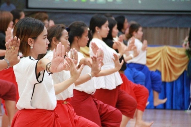 คณะครูและขรก.อีสาน ซ้อม"รำแสดงความอาลัย"ในพระราชพิธีถวายพระเพลิงพระบรมศพ ในหลวงร.9