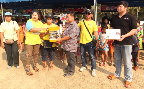 "รถซิ่งวิ่งทำบุญ" รวมตัวกันมอบเงินช่วยเหลือ รร.โดนไฟไหม้