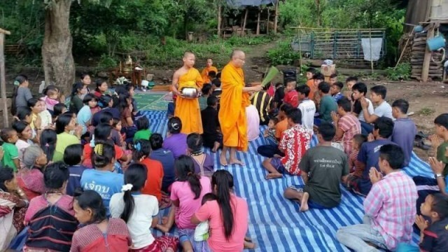 พุทธศาสนิกชนชาวเขากว่า 25 ครอบครัว เดินทางนิมนต์พระนำสวดมนต์-ปฏิบัติธรรมที่หมู่บ้าน