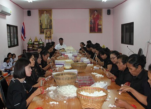 ชาวสุรินทร์ ประดิษฐ์ดอกไม้จันทน์ดอกกันเกรา ทำจากรังไหมสีขาว 7 ช่อ ช่อละ 9 ดอกแทน 17 อำเภอ