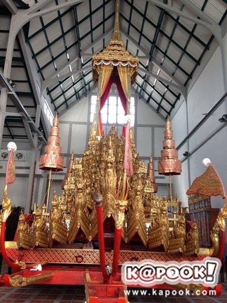 ชมภาพ พระมหาพิชัยราชรถ ที่ใช้ในการอัญเชิญพระโกศพระบรมศพ ร.9