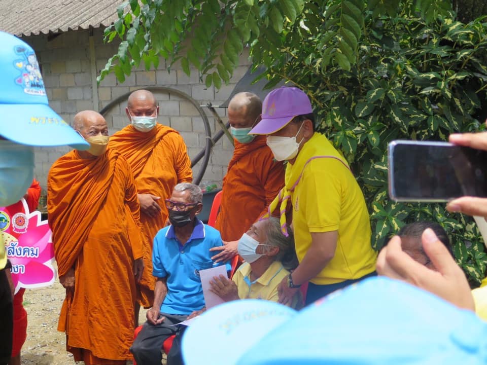 คณะสงฆ์จังหวัดพังงา นำสิ่งของอุปโภค บริโภค ไปมอบให้กับประชาชน