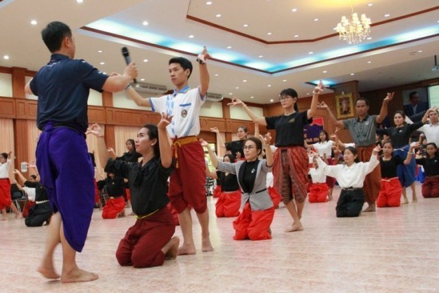 คณะครูและขรก.อีสาน ซ้อม"รำแสดงความอาลัย"ในพระราชพิธีถวายพระเพลิงพระบรมศพ ในหลวงร.9