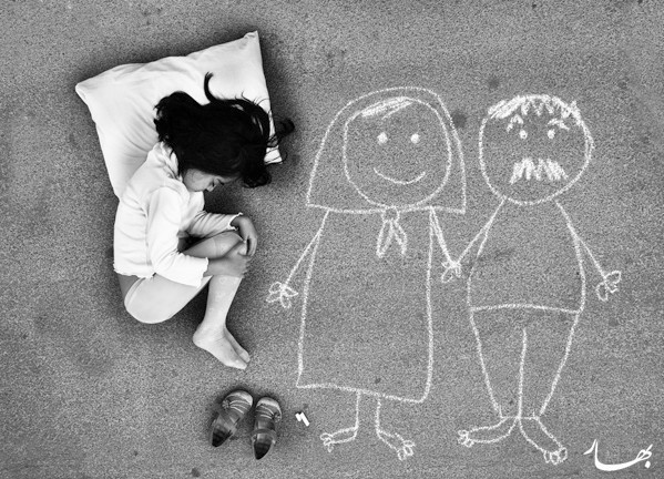สุดซึ้ง!! เด็กหญิงตัวน้อย นอนคู้ในภาพเพราะอยากได้ความอบอุ่นจากแม่และพ่อที่จากไปไม่มีวันกลับ