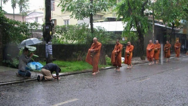 “ชาวพุทธเวียดนาม รอใส่บาตรพระเณรในเช้าที่ฝนตกหนัก ภาพแห่งความประทับใจ