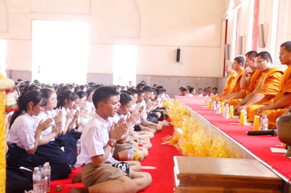 "ชาวขอนแก่น"ร่วมสืบสานประเพณีแห่เทียนพรรษา" ถวายเป็นพระราชกุศล แด่ ร.10