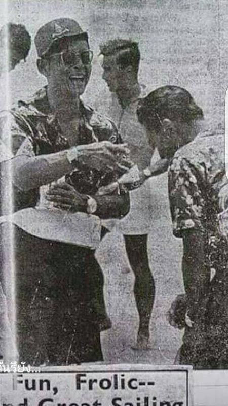 เผย!ที่มาภาพ พระบาทสมเด็จพระปรมินทรมหาภูมิพลอดุลยเดช ทรงแย้มพระสรวลอย่างเต็มที่
