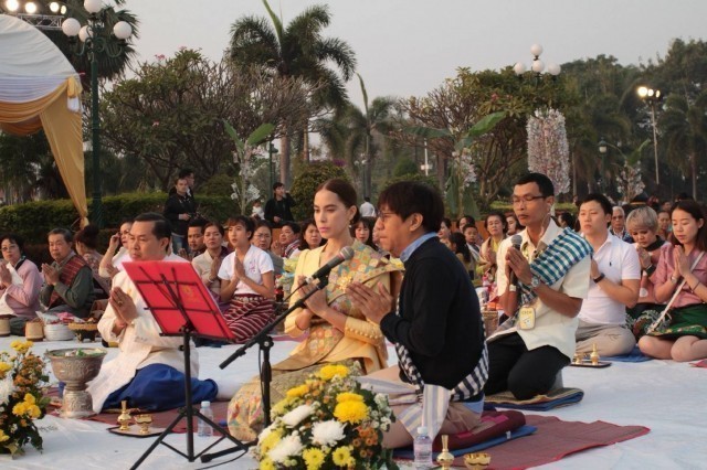 "โน้ตอุดม"ชวน"มาช่า"ทำบุญตักบาตรพระธาตุหลวงเมืองลาวปีที่ 3