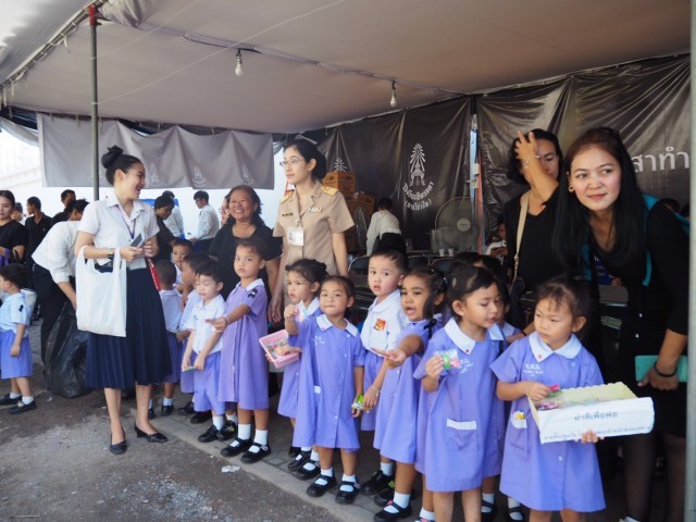 ทึ่ง! หนูน้อยเตรียมอนุบาล วัย 2 ขวบ แจกโบว์สีดำให้แก่ปชช.ที่มาสักการะพระบรมศพ