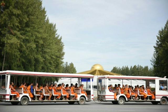 คณะพระภิกษุสงฆ์จาก 15 จังหวัดจำนวน 350 รูป เดินทางมอบกระเช้าดอกไม้เพื่อถวายกำลังใจแด่พระเทพญาณมหามุนี (ธัมมชโย) วัดพระธรรมกาย