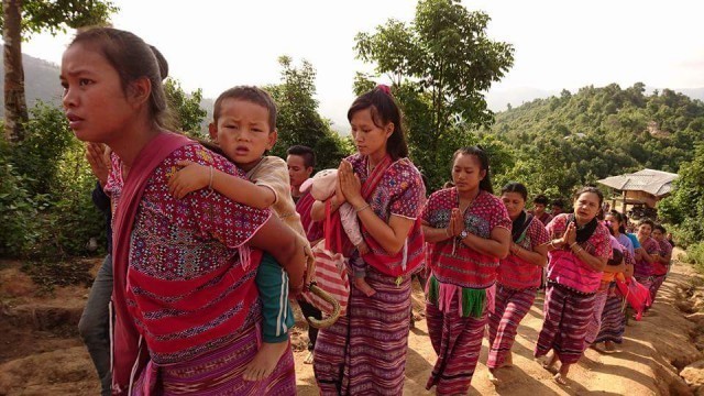 พลังชาวกะเหรี่ยง เดินข้ามดอยรับพระพุทธรูปมาแสดงความเป็นชาวพุทธ