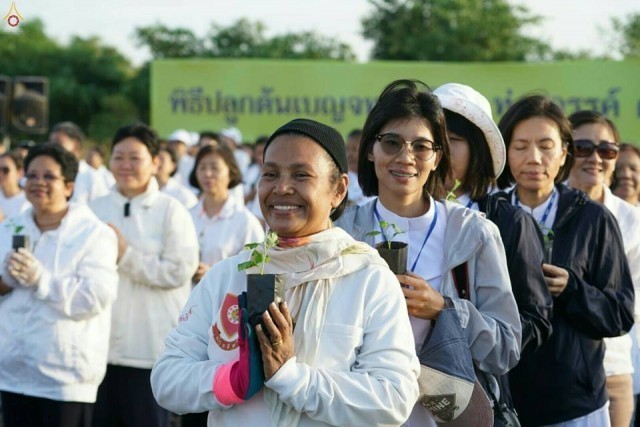 คณะสงฆ์และสาธุชนจำนวนมากร่วมพิธีปลูกต้นกล้าเบญจทรัพย์ ณ ทุ่งสวรรค์ ตะวันฉาย