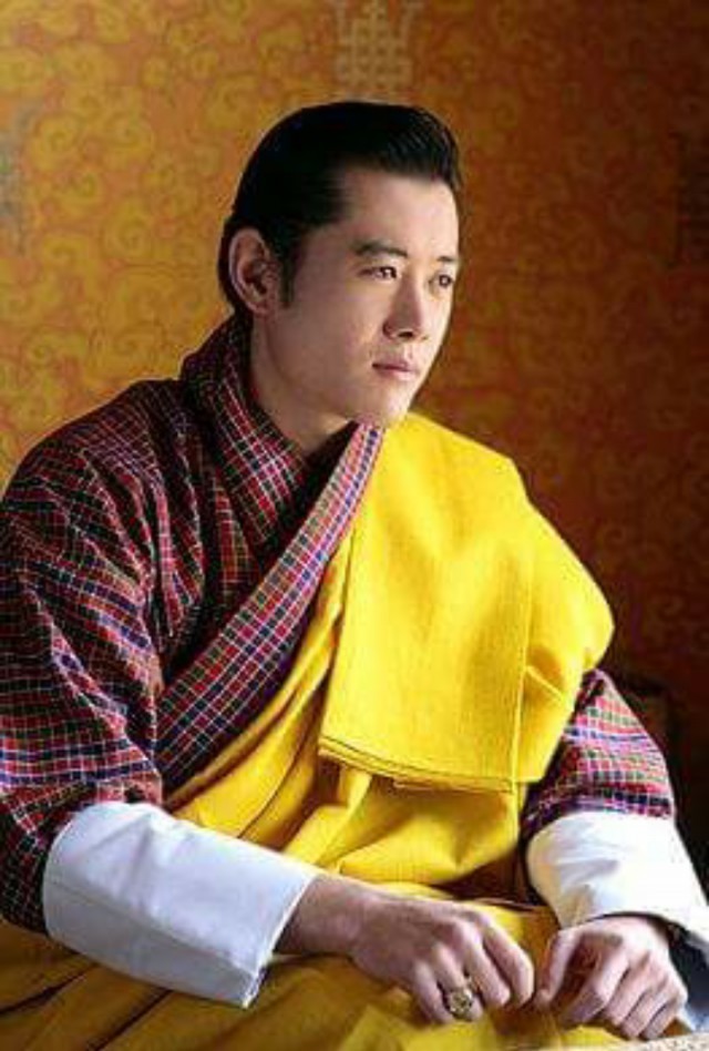 ภาพพิสูจน์ว่ากษัตริย์จิกมีแห่งภูฏาน ทรงงานหนักเพื่อประชาชน โดยมีในหลวงรัชกาลที่ 9 เป็นแบบอย่าง
