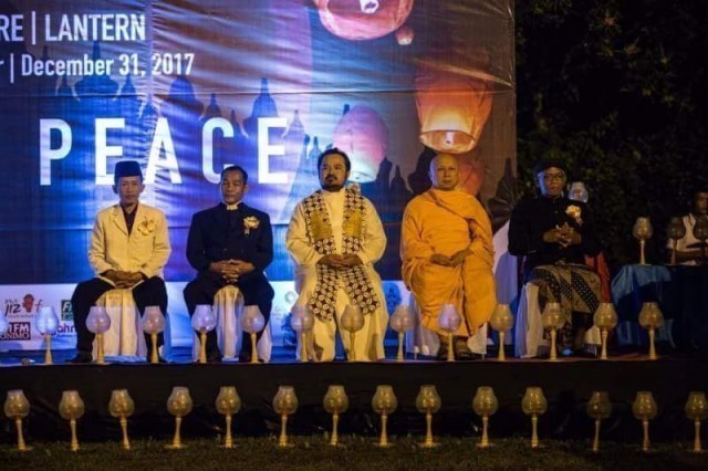 วัดพระธรรมกายร่วมจัดพิธีลอยโคมเพื่อสันติภาพร่วมกับผู้นำศาสนา ณ มหาเจดีย์บุโรพุทโธ