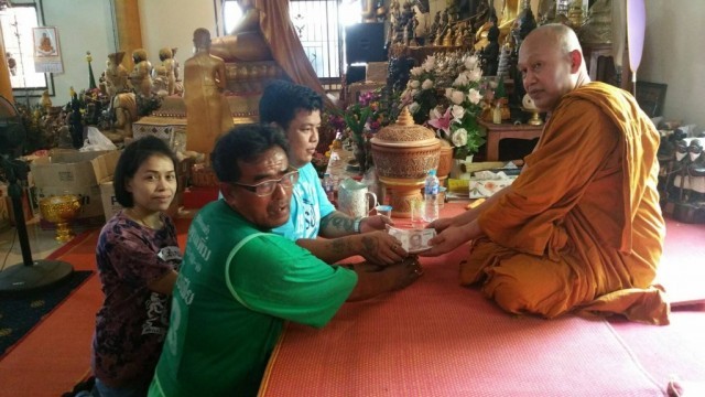 ซึ้งพระคุณ! เด็กวัดถูกหวยกว่า 6 ล้าน นำเงินสด 5 แสน ถวายเงินให้วัด