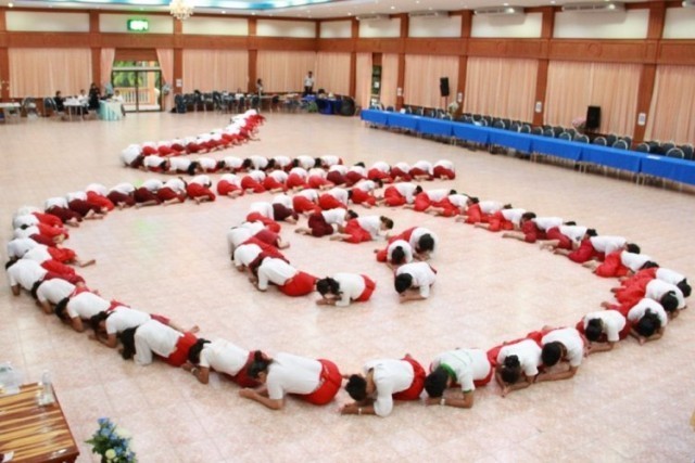 คณะครูและขรก.อีสาน ซ้อม"รำแสดงความอาลัย"ในพระราชพิธีถวายพระเพลิงพระบรมศพ ในหลวงร.9