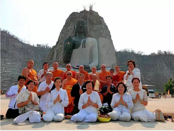 พระพุทธรูปแกะสลัก "พระพุทธปุษยคีรีศรีสุวรรณภูมิ"