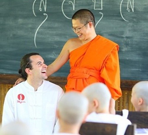 ฝรั่งหล่อหัวใจธรรมะ "คาเมรอน" ติวเตอร์สู่ "พระสตีฟ" ขวัญใจคนดู