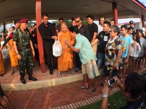 พระสงฆ์ร่วมกับ เทศบาลนครพระนครศรีอยุธยา ลงพื้นที่มอบถุงยังชีพเยี่ยวยาผู้ประสบภัยน้ำท่วม