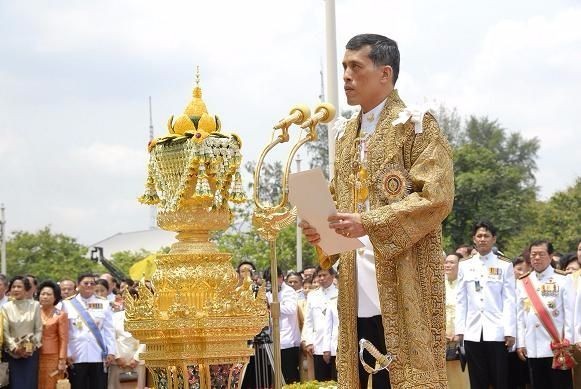 พสกนิกรไทยควรรู้! ฉลองพระองค์บรมราชภูษิตาภรณ์ ทรงอิสรยศฉลองพระองค์ครุยมหาจักรี