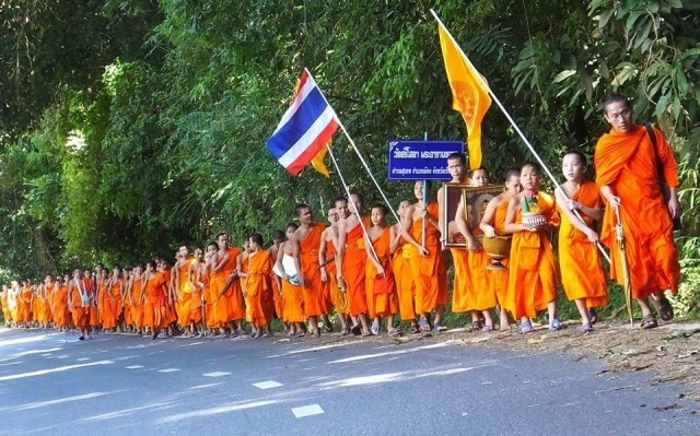 สามเณรวัดศรีโสดา...เดินธรรมยาตรา ตามรอยครูบาศรีวิชัย ขึ้นไปกราบพระบรมธาตุดอยสุเทพ