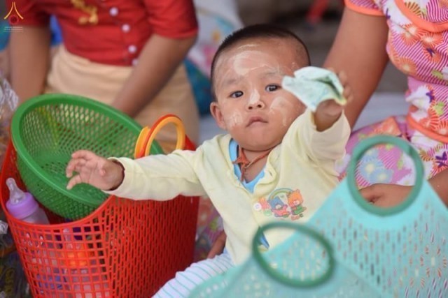 สาธุชนเนืองแน่น!!!ครั้งแรกในประวัติศาสตร์..ตักบาตรพระ 3,000 รูป เมืองเมียวดี