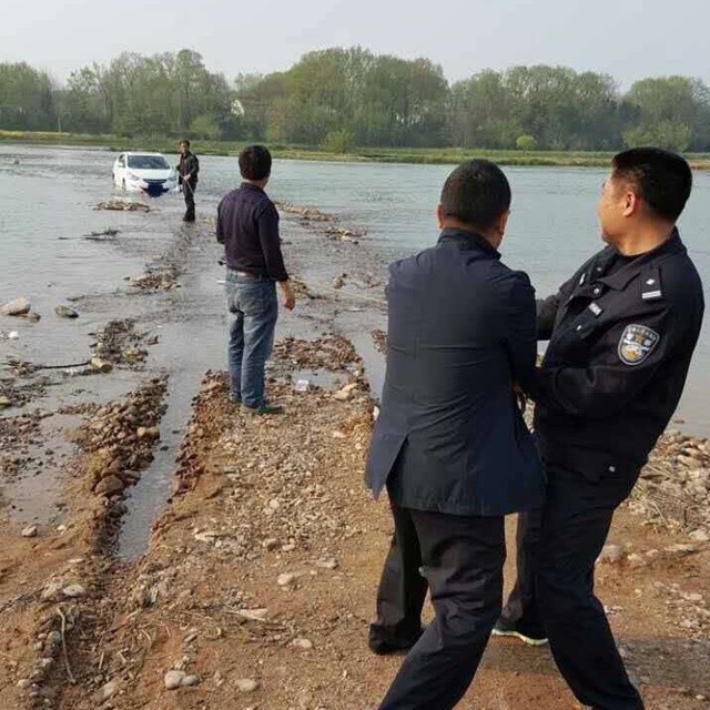 ตร.เข้าช่วยหนุ่มจีนขับรถตามระบบ GPS บอกเส้นทาง ติดแหง็กกลางแม่น้ำ