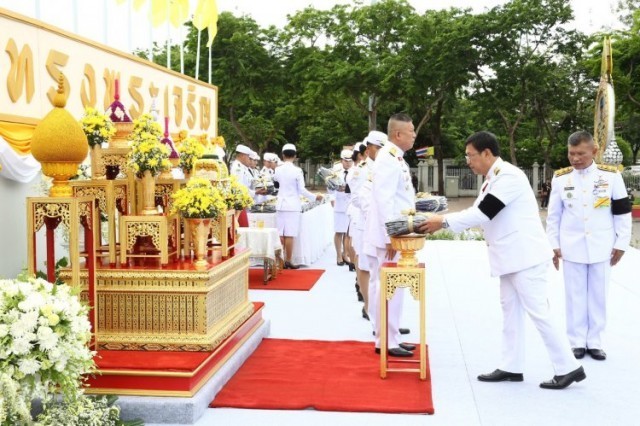 สมเด็จพระเจ้าอยู่หัว โปรดเกล้าฯ พระราชทานเสื้อยืดคอโปโลสีดำ 770,000 ตัว ทั่วไทย