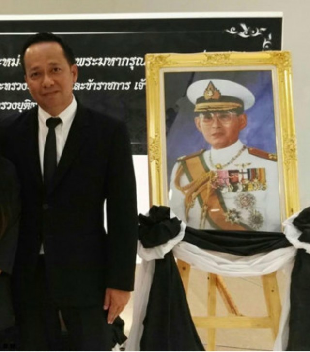 เปิดภาพ! เด็กกราบพระบาทในหลวง รัชกาลที่ 9 จากเด็กในวันนั้น สู่ข้าราชการใต้ฝ่าละอองธุลีพระบาทในวันนี้