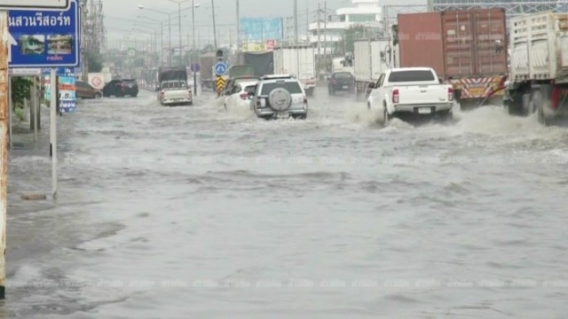 เริ่มแล้ว! ฝนถล่มชลบุรีหนัก ตัวเมืองอ่วม น้ำทะลักเข้าท่วม ถนนบายพาสเกือบเป็นอัมพาต