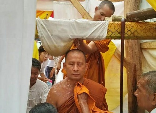 พลังศรัทธาชาวไทยอีสานร่วมฟื้นฟู จัดพิธีฮดสรงพระภิกษุ พิธีเก่าแก่ตั้งแต่ปี 2456